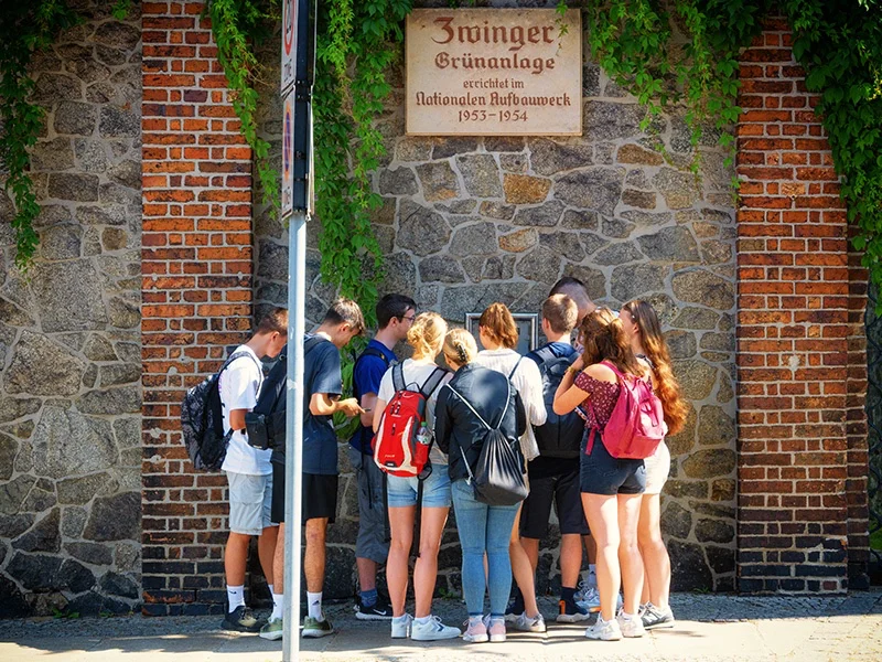 Schülergruppe in G¨örlitz vor Zwinger